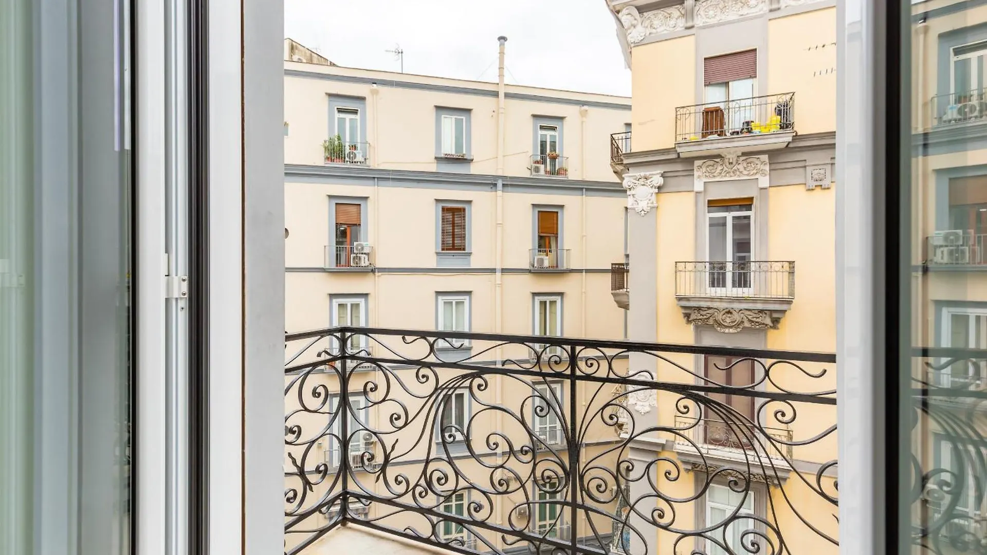Central Station Apartments & Suites Naples Italy
